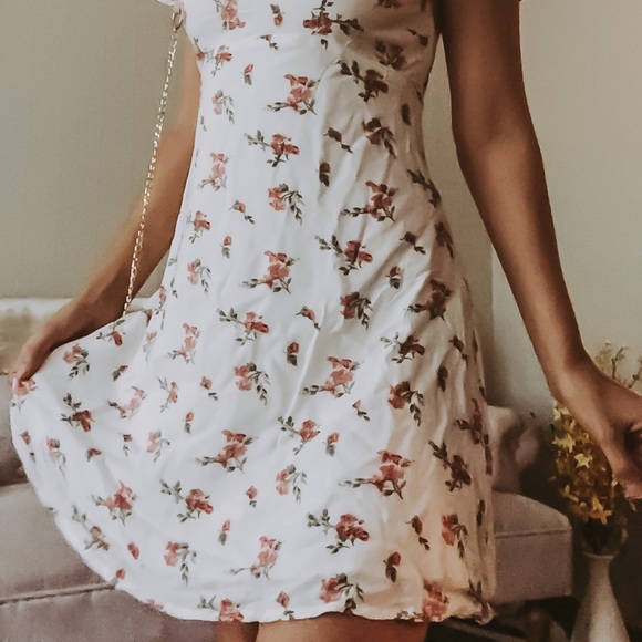 Floral Flounce Sleeve Dress - Picture 3 of 9